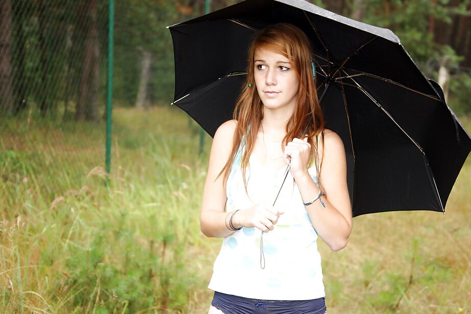 16P La encantadora adolescente Anouk al aire libre bajo la lluvia frotando su suave y abierto coño