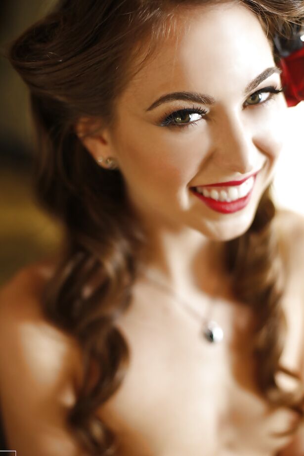 16P, la jeune Riley Reid libère ses petits seins de sa lingerie avec des talons hauts.