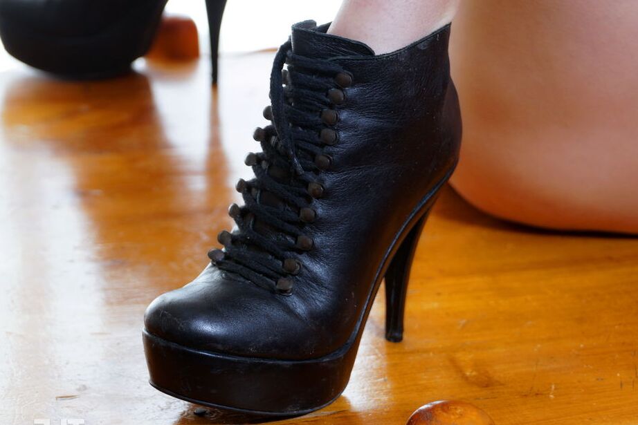 16P La joven belleza Petra se lleva un juguete sexual a su coño peludo con botas negras