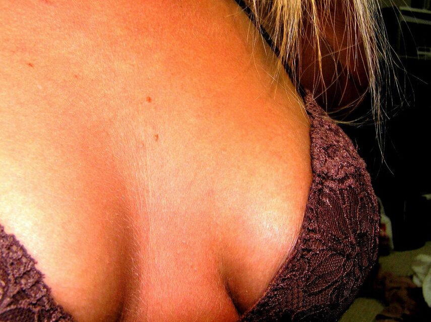 12P Teenie-Schlampe zieht ihre Hose herunter und zeigt ihr schwarzes Spitzenhöschen