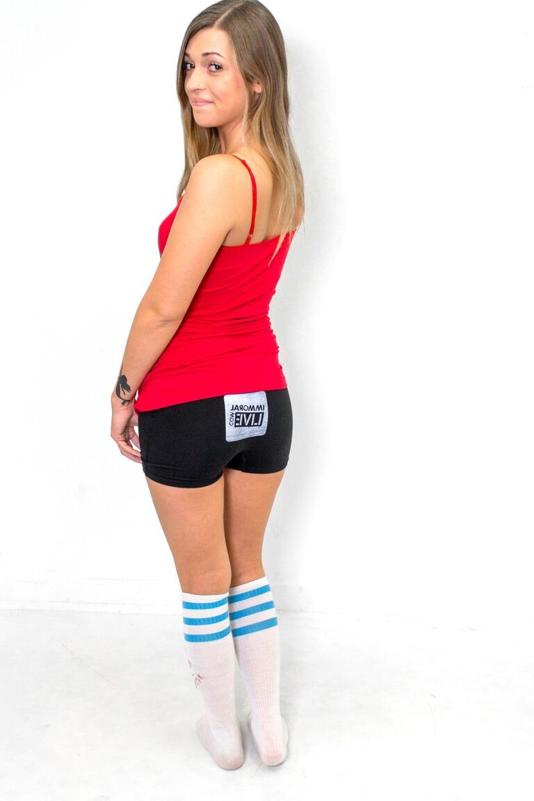15P La fille solo Jenna Leigh enlève son short en spandex pour poser nue en chaussettes.