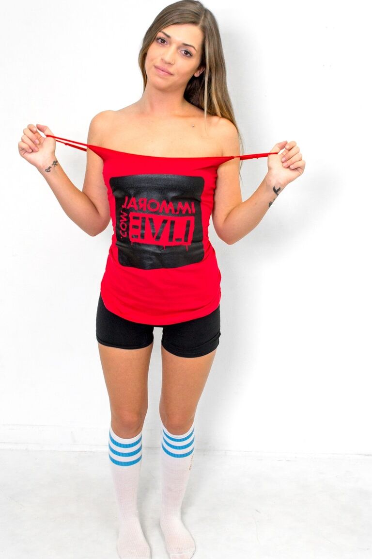 15P La fille solo Jenna Leigh enlève son short en spandex pour poser nue en chaussettes.