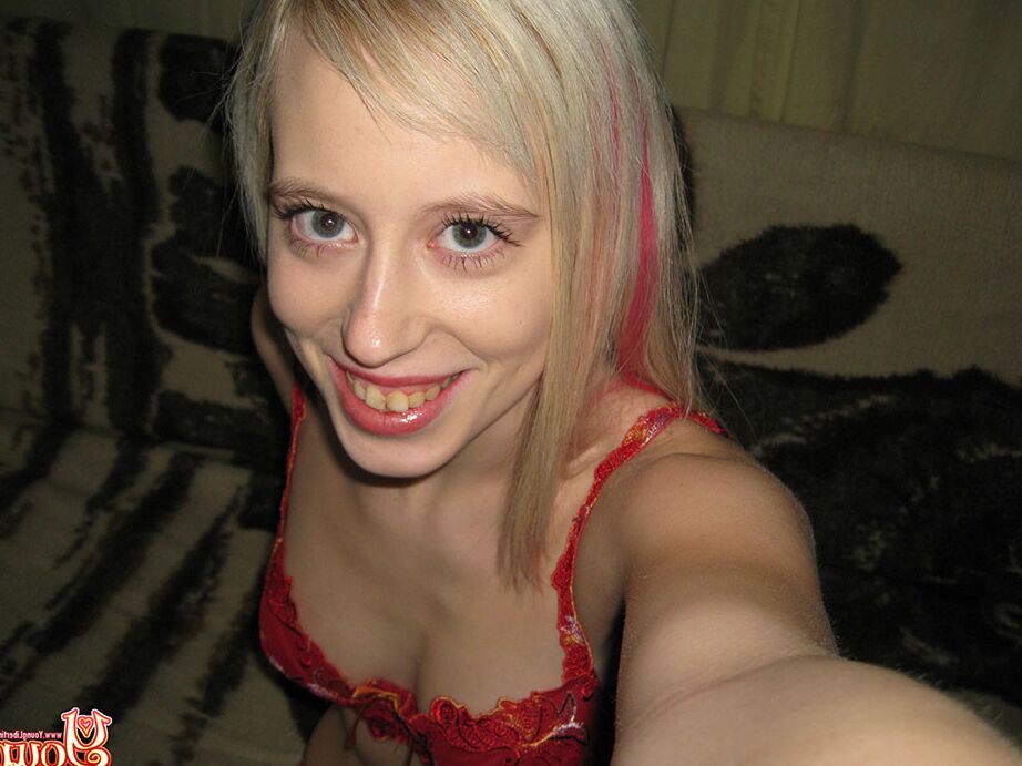 16P Young Libertines Chica rubia posa desnuda