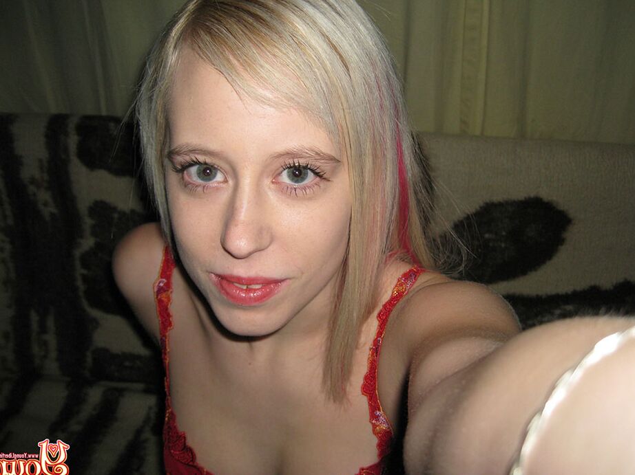 16P Young Libertines Chica rubia posa desnuda