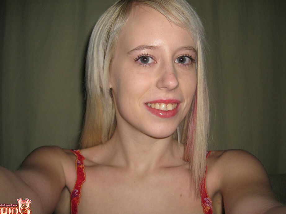 16P Young Libertines Chica rubia posa desnuda
