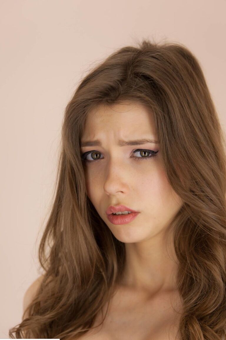 10P La belle adolescente Mila Azul baise sa chatte sans poils sur une chaise