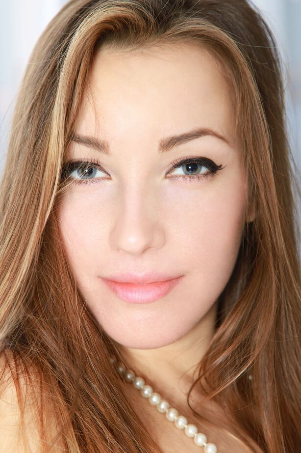 Leyla, mannequin glamour 18P, libère ses parties intimes de sa lingerie blanche.