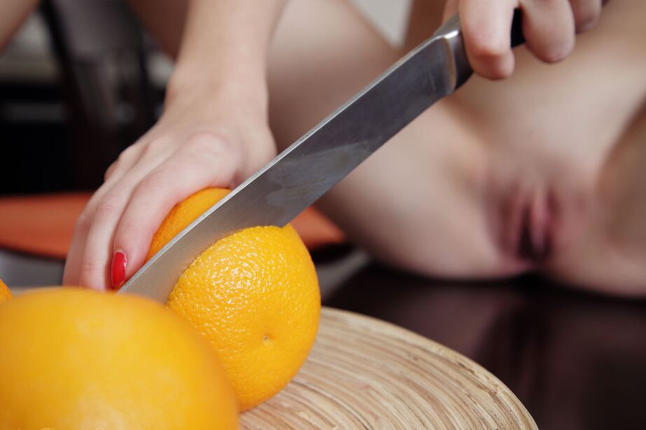 16P La joven belleza Amelie B corta naranjas antes de lamer un cuchillo desnuda