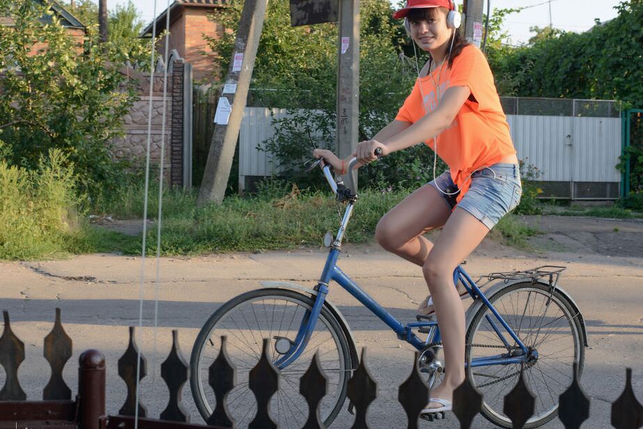 16P O belo adolescente Black Mo fica totalmente nu enquanto sai para um passeio de bicicleta