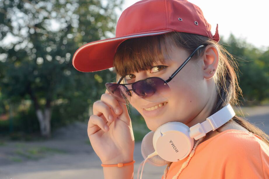 16P O belo adolescente Black Mo fica totalmente nu enquanto sai para um passeio de bicicleta