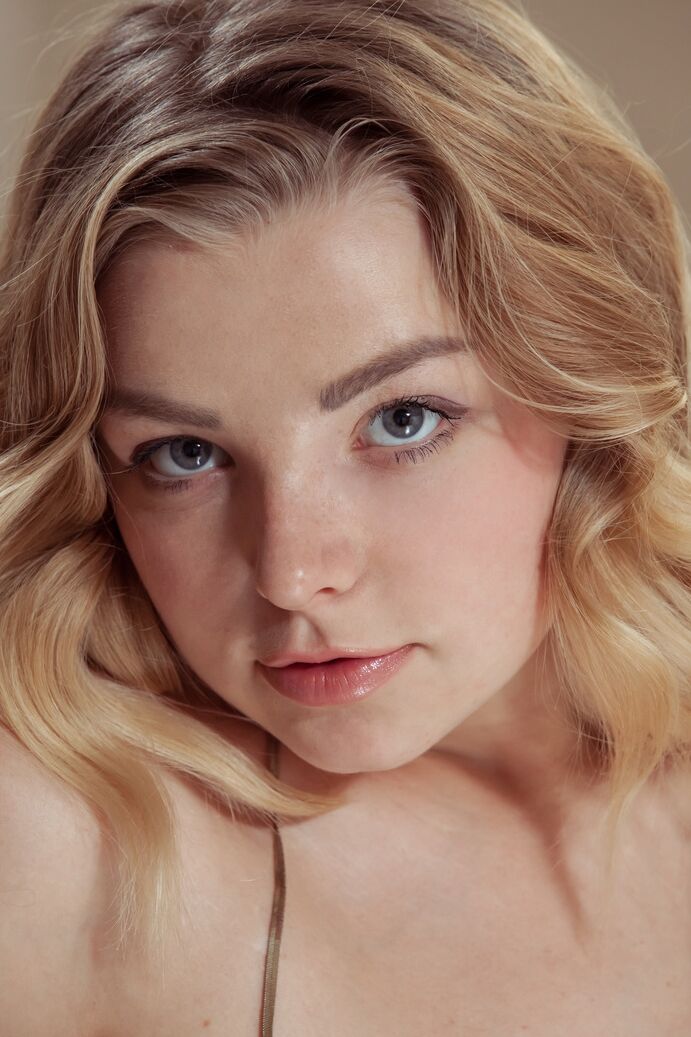 20P Une ado blonde naturelle avec de jolis seins montre sa chatte rasée après s'être déshabillée