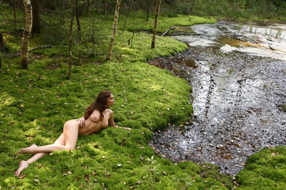 16P Die süße Teenagerin Galina A macht tolle Nacktposen auf üppigem Gras neben einem Bach