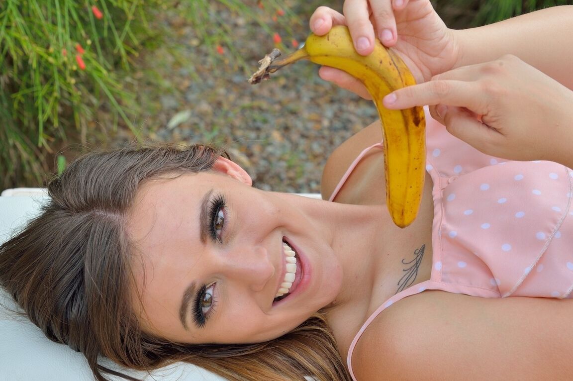 15P Adorável adolescente tira o short jeans antes de inserir uma banana na buceta
