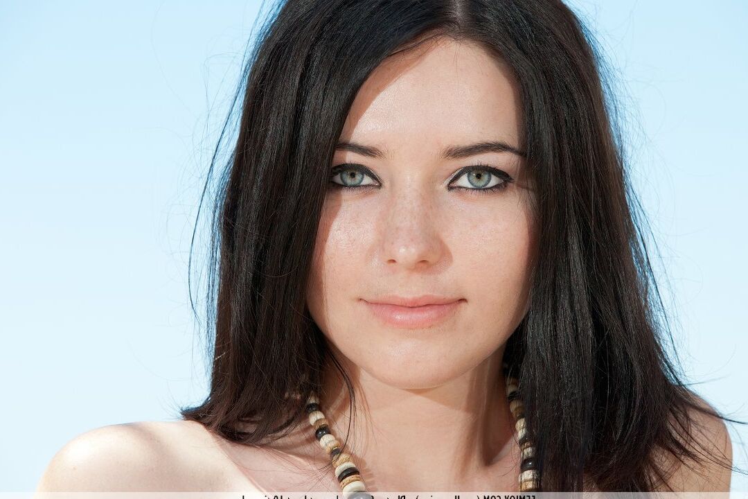 16P Linda jovencita acentúa su sexy culo mientras modela desnuda