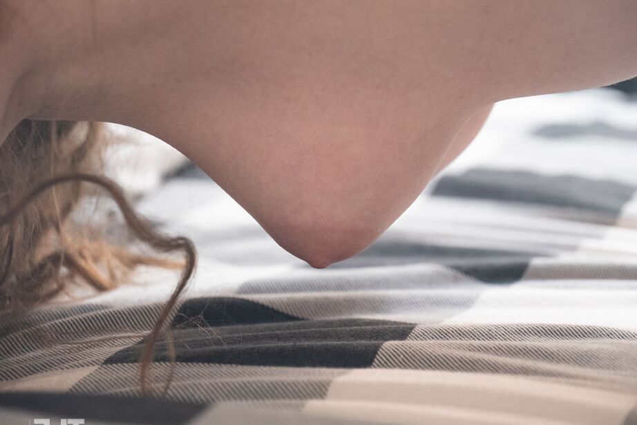 16P A adolescente solo Lusilla tira a meia-calça enquanto faz topless na cama