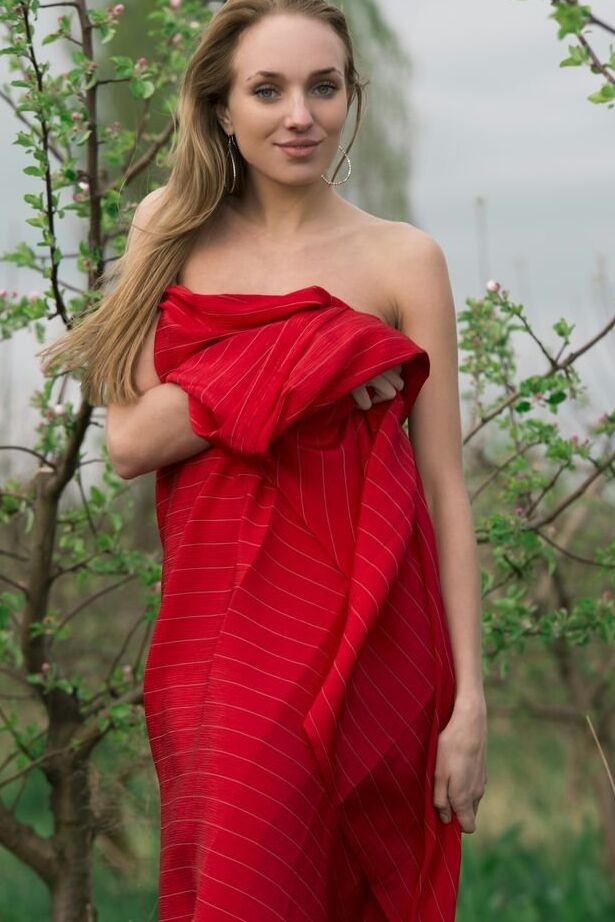 18P A bela adolescente Tayra A tira um xale vermelho para modelar nua em um pomar