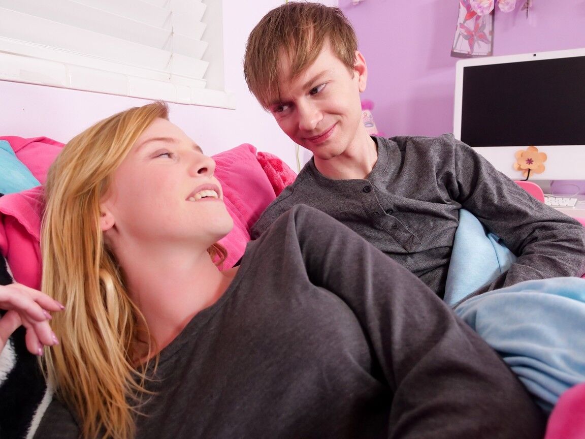 15P La jeune blonde Nora Ivy se déshabille pour son petit ami avant de le sucer