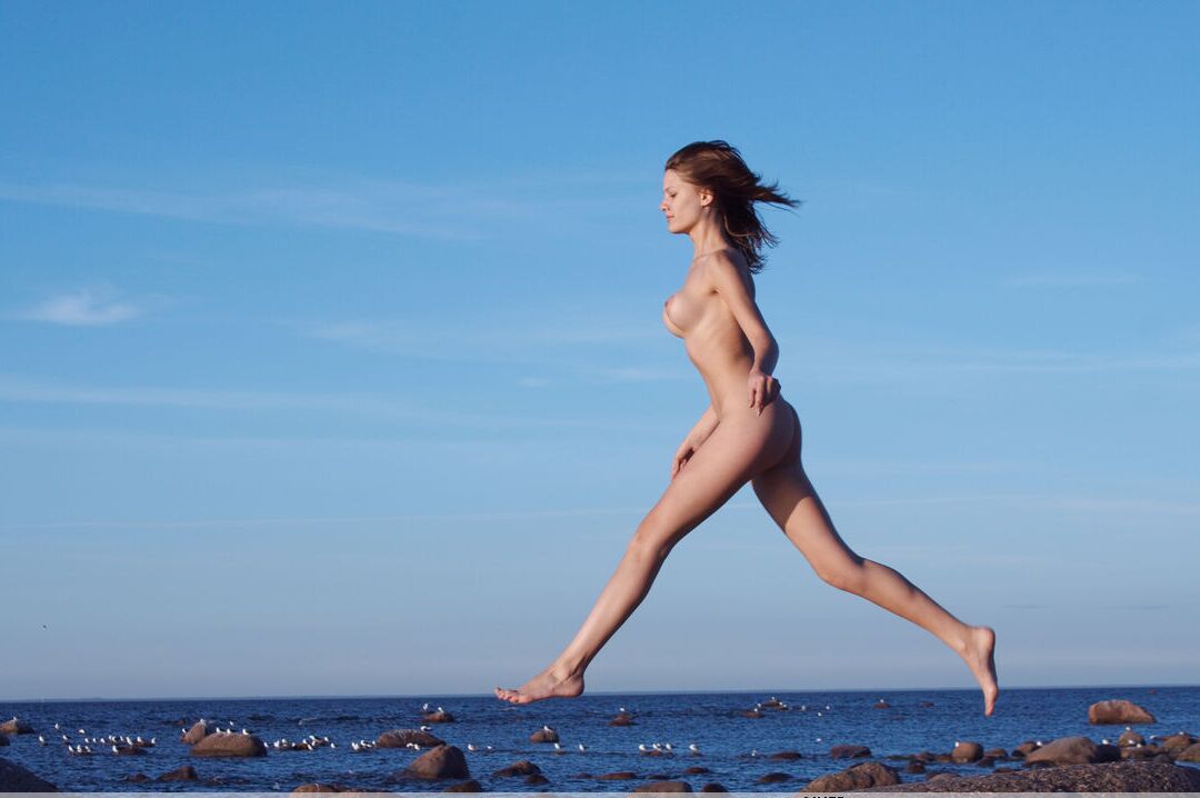 16P A adolescente Leggy Lea faz ótimas poses nuas em uma praia à beira-mar