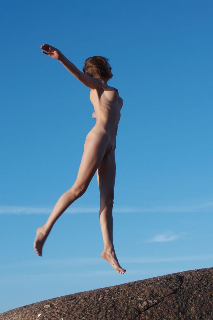 16P A adolescente Leggy Lea faz ótimas poses nuas em uma praia à beira-mar