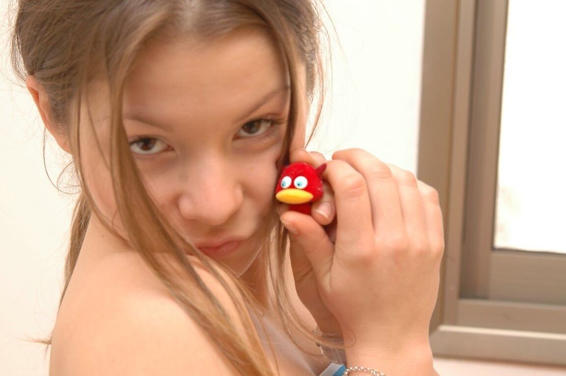15P Emily 18 Chica adolescente en su tanga negro ajustado