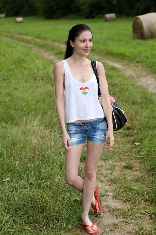 16P La delgada europea Mia Evans juega con su coño caliente en un campo rural