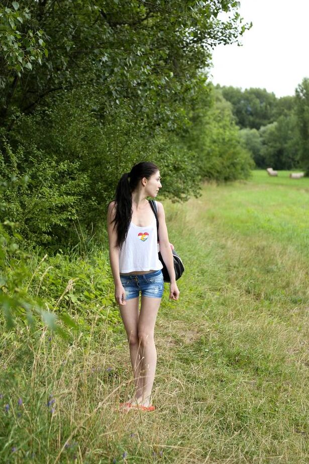 16P La delgada europea Mia Evans juega con su coño caliente en un campo rural