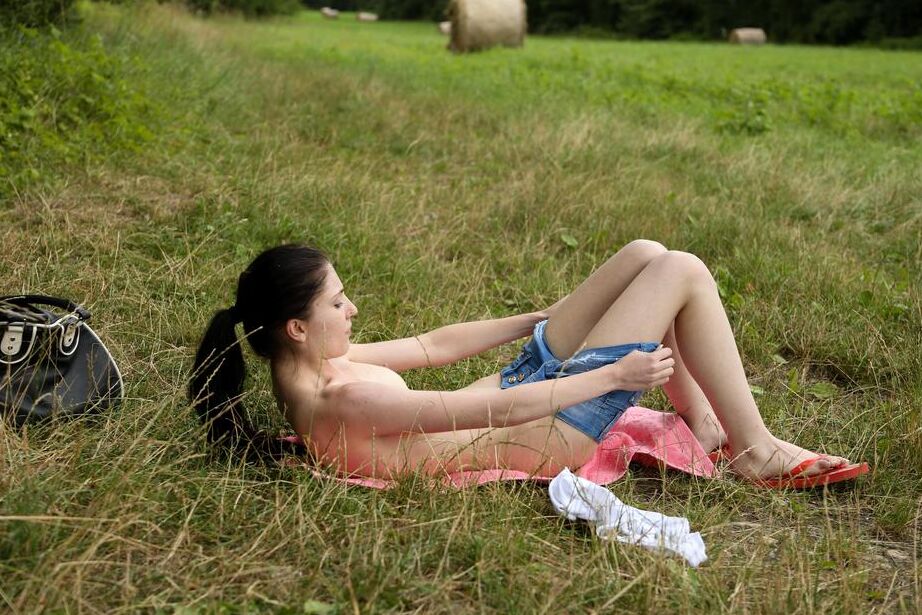 16P La delgada europea Mia Evans juega con su coño caliente en un campo rural