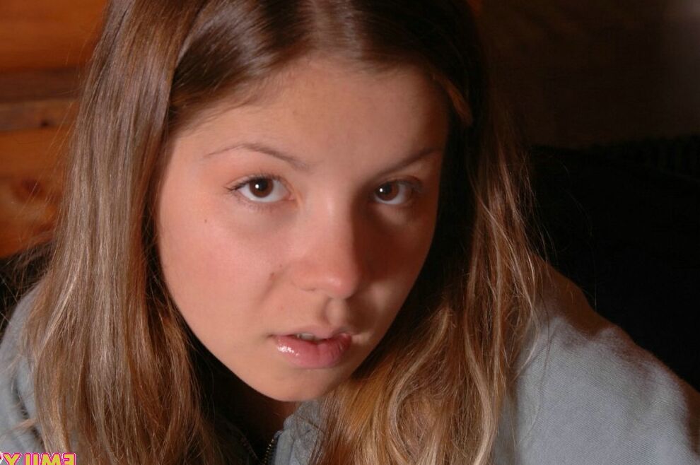15P Emily 18 Super fofa jovem Emily se divertindo
