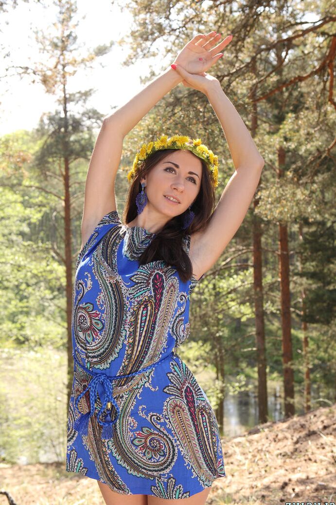 20P A adolescente amadora Marusha usa uma coroa de flores durante uma foda com os dedos em uma floresta