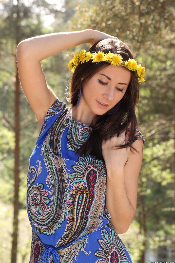 20P A adolescente amadora Marusha usa uma coroa de flores durante uma foda com os dedos em uma floresta