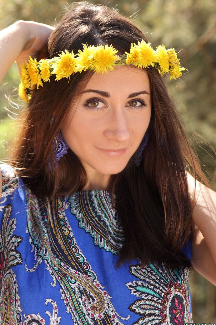 20P A adolescente amadora Marusha usa uma coroa de flores durante uma foda com os dedos em uma floresta