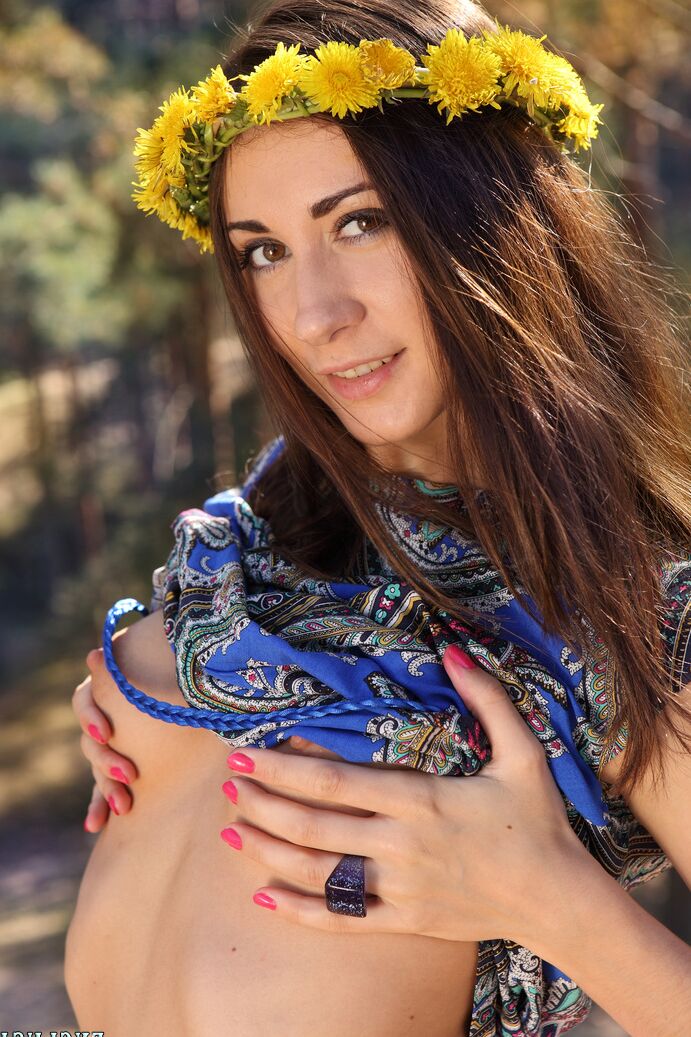 20P A adolescente amadora Marusha usa uma coroa de flores durante uma foda com os dedos em uma floresta