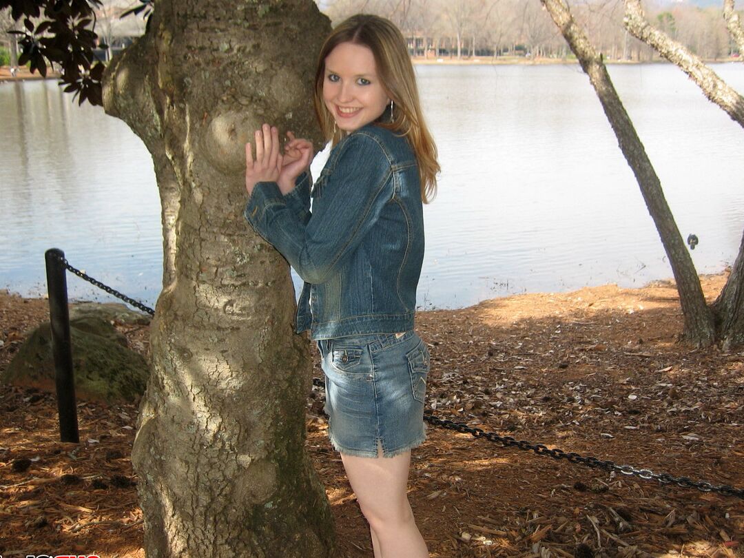 12P A linda adolescente sacanagem Shelby mostra seus mamilos duros no lago em um parque público