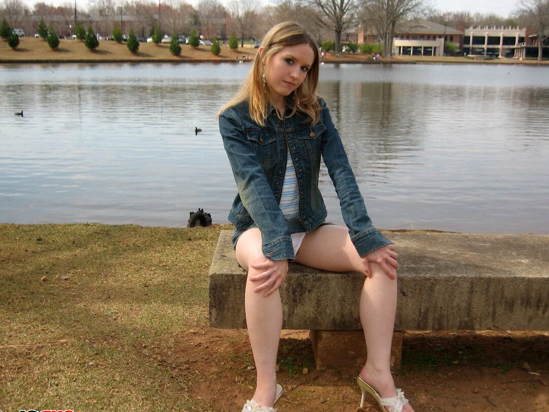 12P A linda adolescente sacanagem Shelby mostra seus mamilos duros no lago em um parque público