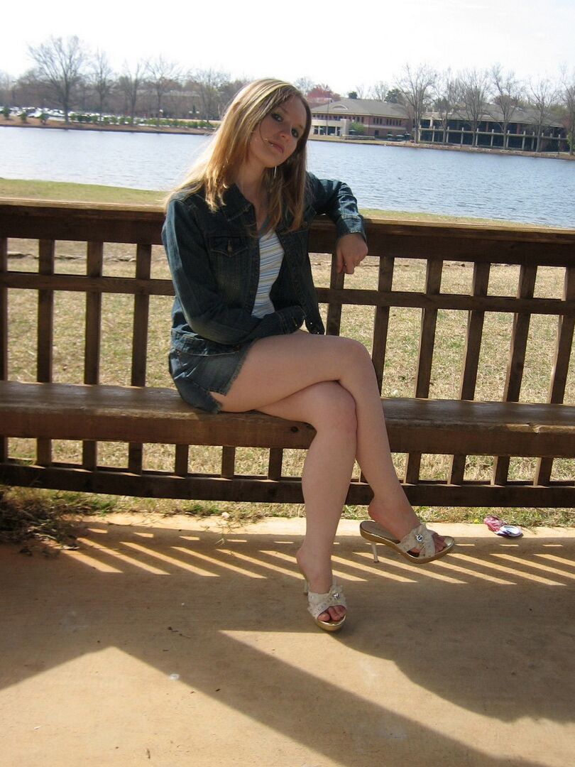 12P A linda adolescente sacanagem Shelby mostra seus mamilos duros no lago em um parque público