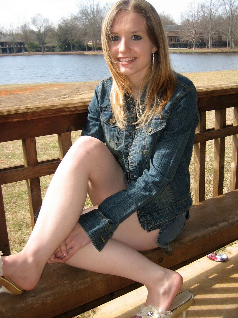 12P A linda adolescente sacanagem Shelby mostra seus mamilos duros no lago em um parque público