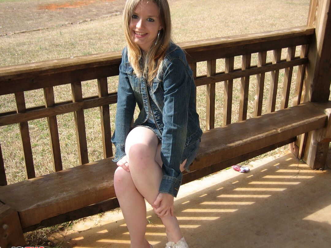 12P A linda adolescente sacanagem Shelby mostra seus mamilos duros no lago em um parque público