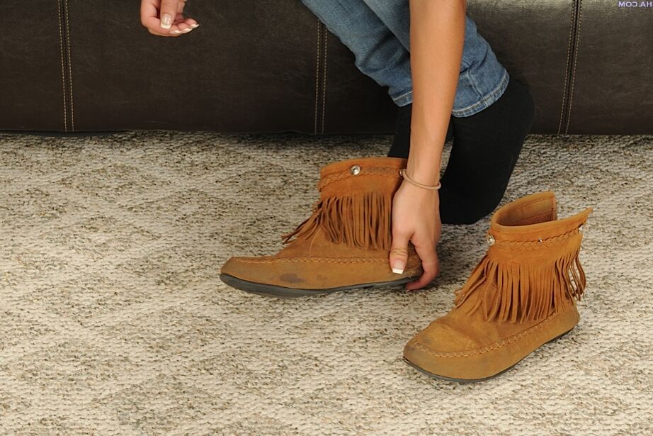 16P Cute blonde first timer Madina Angel removing boots and ripped jeans