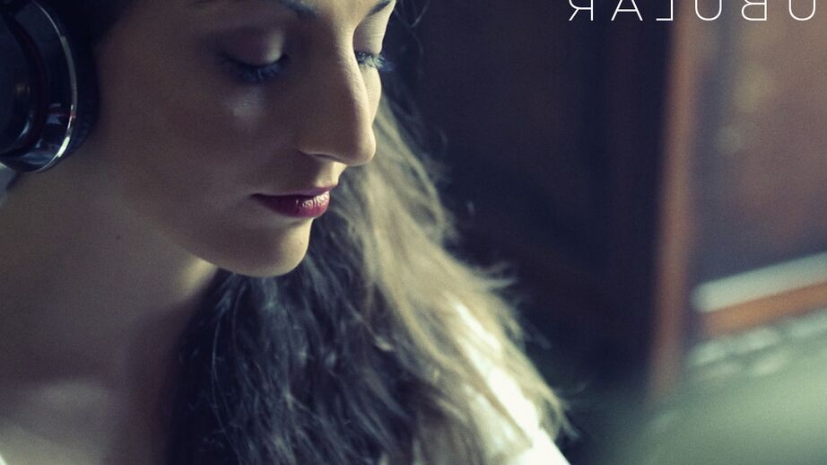 12P La joven europea Jimena Lago se frota el coño mientras escucha música