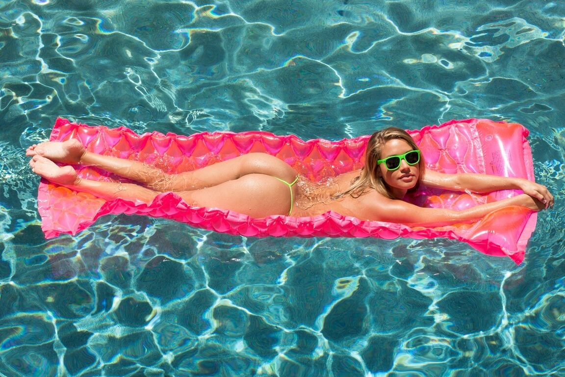 20P A garota loira Kennedy Leigh tira os óculos escuros antes do sexo anal à beira da piscina