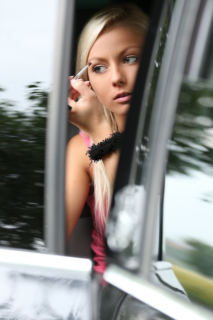 16P La belle jeune blonde Grace éteint sa cigarette et pose nue au bord de la route