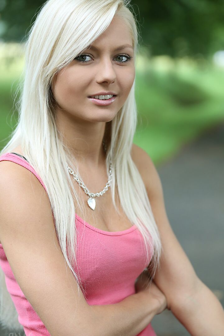 16P La belle jeune blonde Grace éteint sa cigarette et pose nue au bord de la route