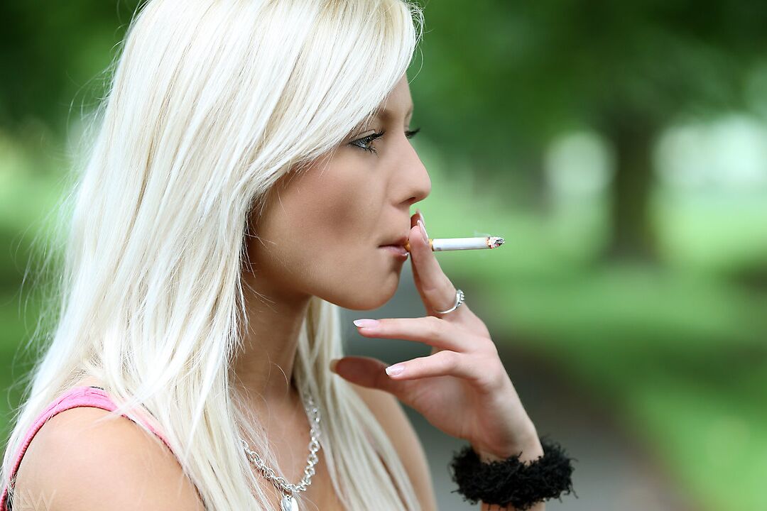 16P La belle jeune blonde Grace éteint sa cigarette et pose nue au bord de la route