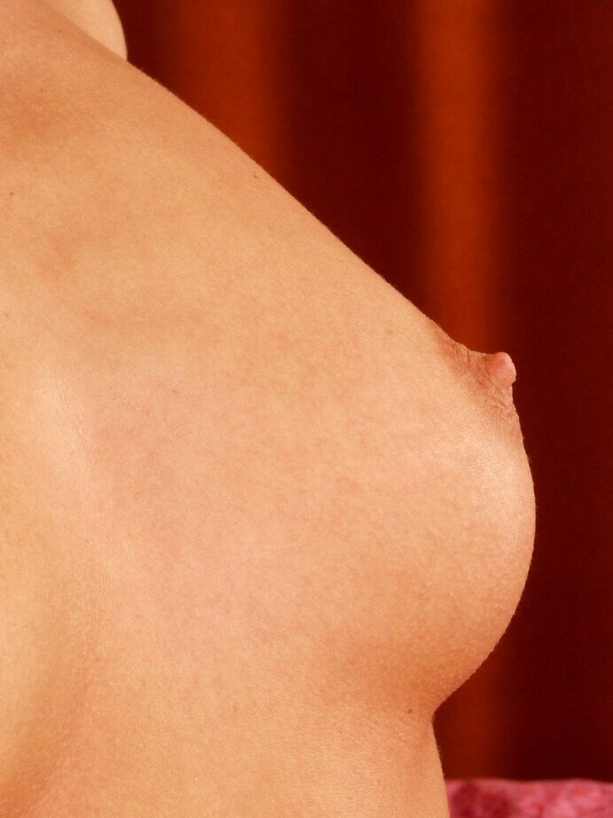 16P Veronika neckt ihre rasierte Muschi, während sie ihre Beine spreizt