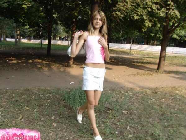 15P Petite adolescente amadora mostra uma saia levantada sem calcinha em um parque público