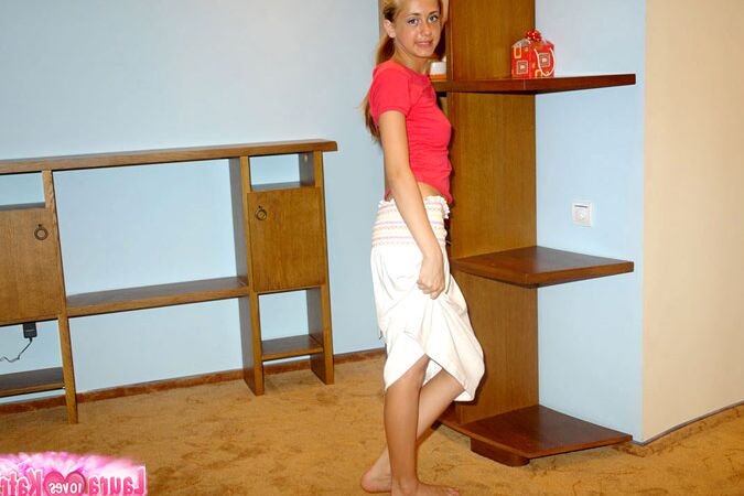 10P Adolescente encantadora burlándose de ti mientras toca la camisa cerca de sus tetas veladas