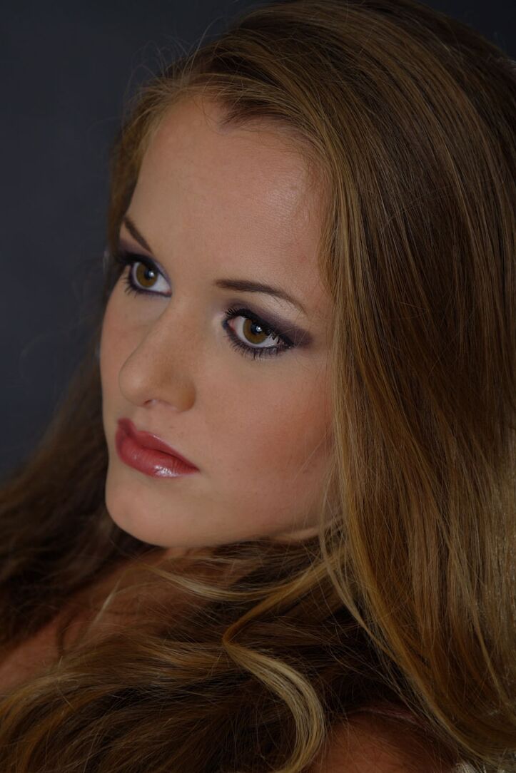 21P La joven amateur Bridget pierde su lencería blanca