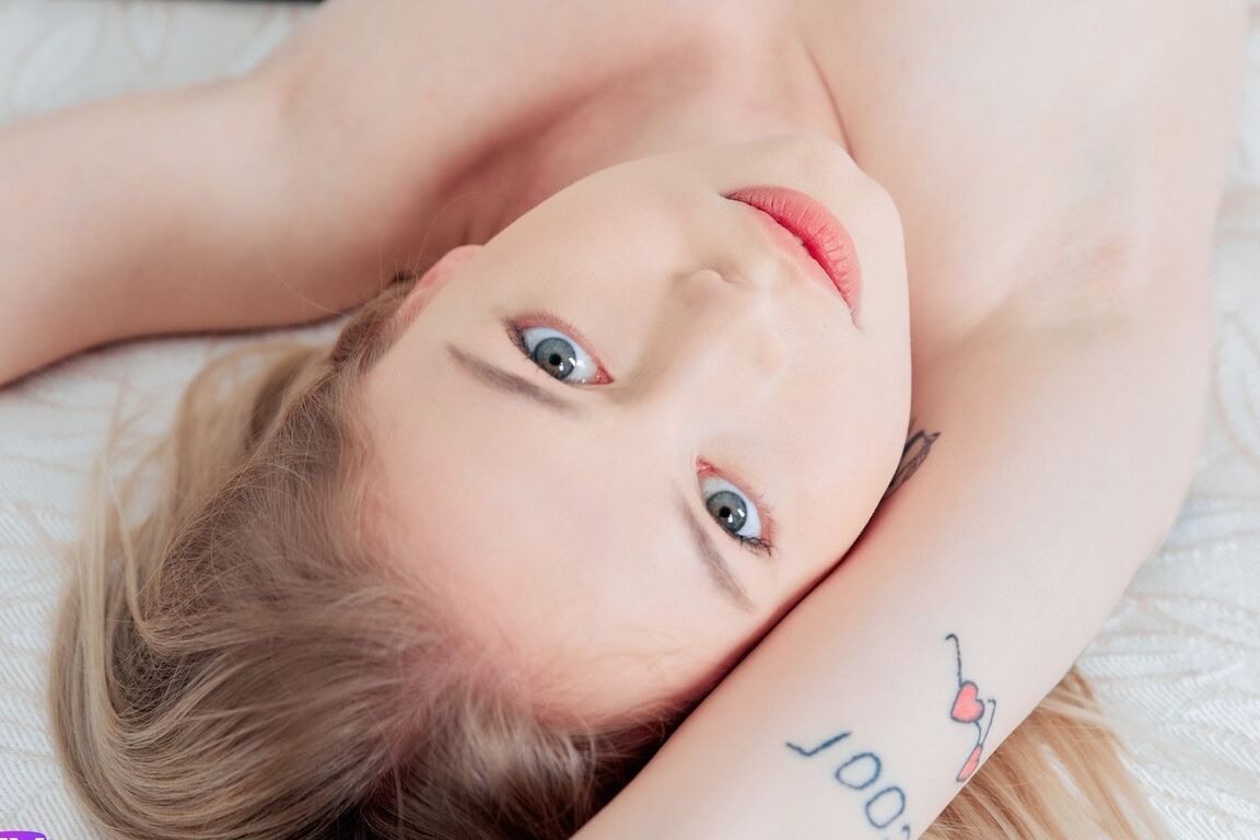 16P La joven tatuada Mimi Cica se folla con los dedos en calcetines deportivos y zapatillas de deporte