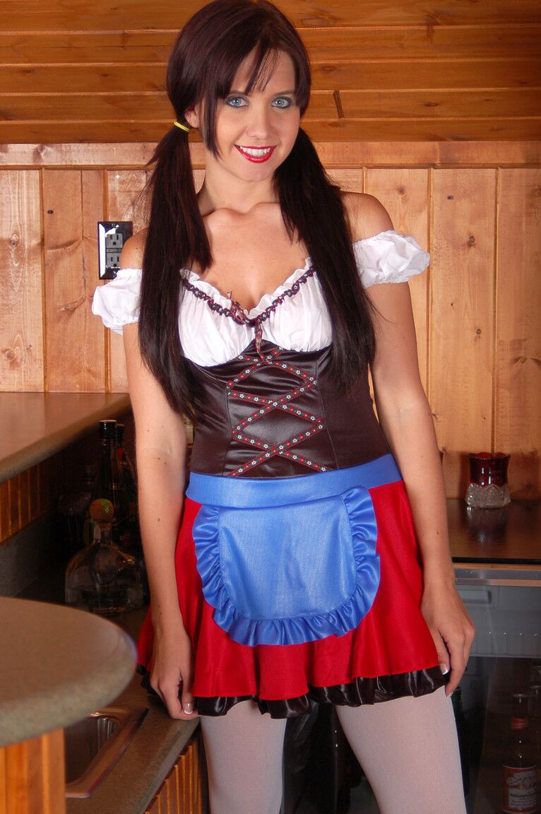 16P Eye Candy Avenue Chatte de barmaid allemande super chaude