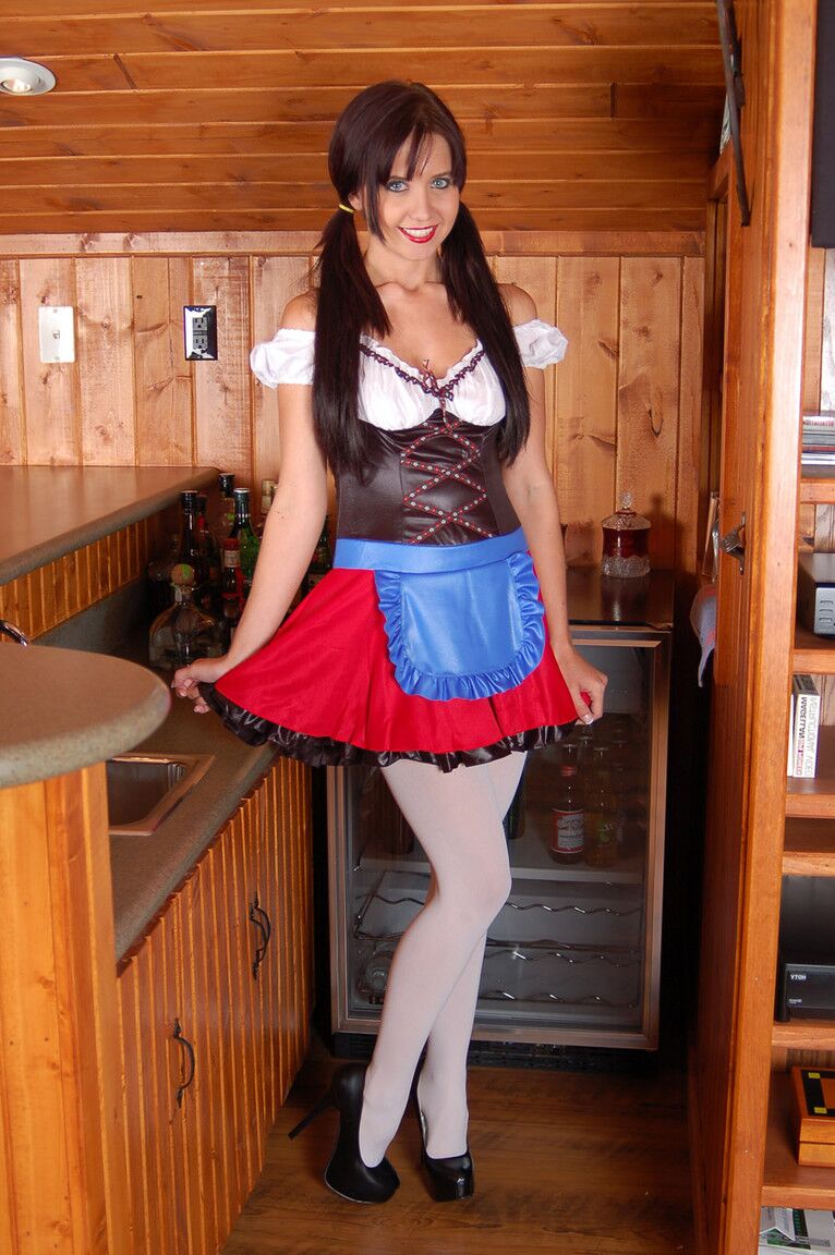 16P Eye Candy Avenue Chatte de barmaid allemande super chaude